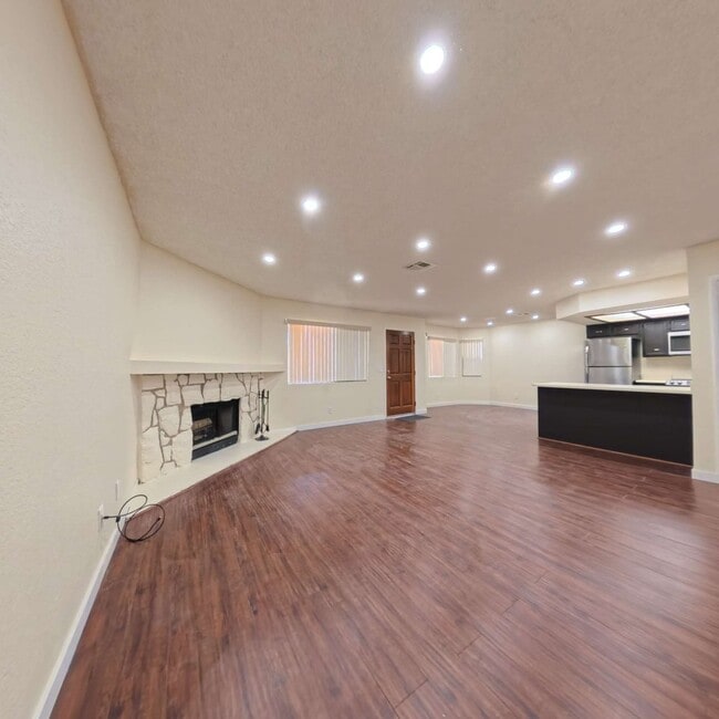 Building Photo - Beautiful 2 Bedroom 2 Bathroom Condo at The Lakes!