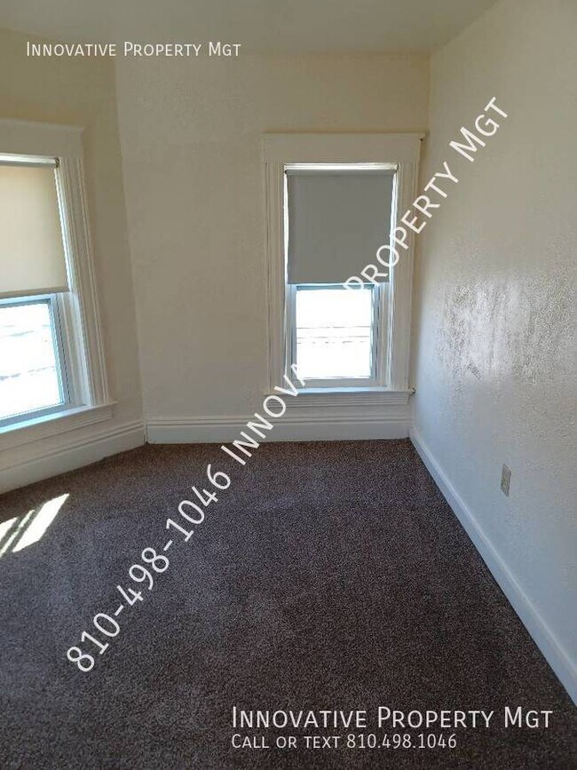 Building Photo - Near Downtown Holly Apartment!