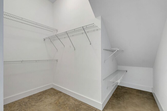 Building Photo - Modern Loft Near HCA & TMH With Lake Frontage