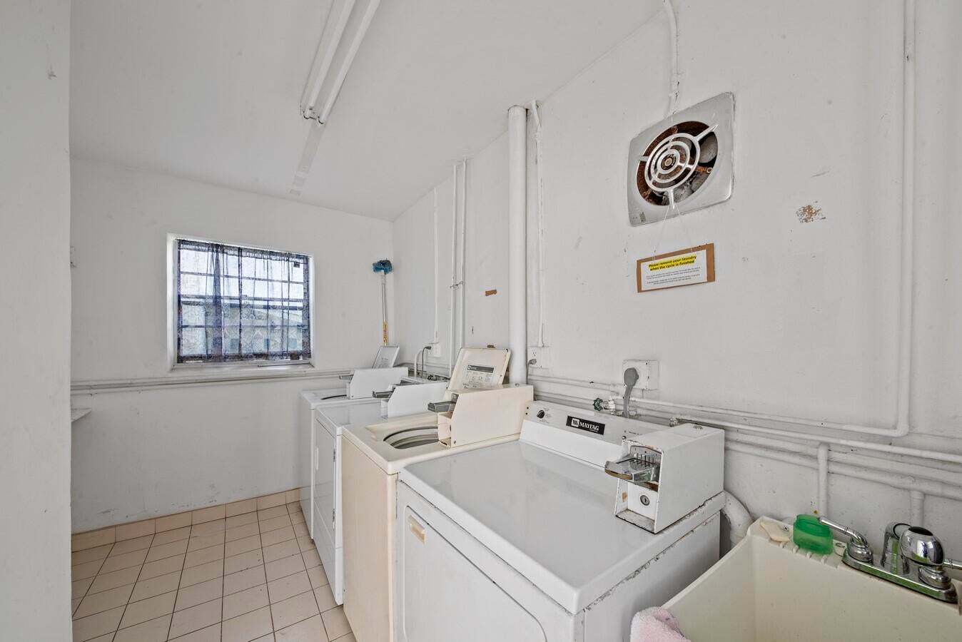 Building Photo - 1111 Lake Ter