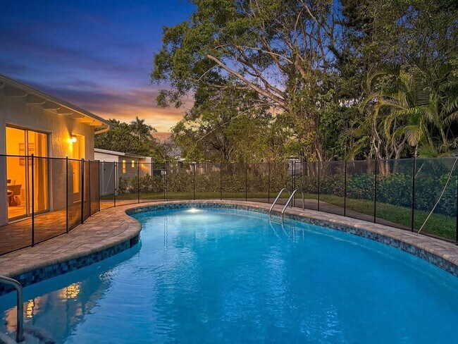 Building Photo - Retro Pool home close to downtown Naples