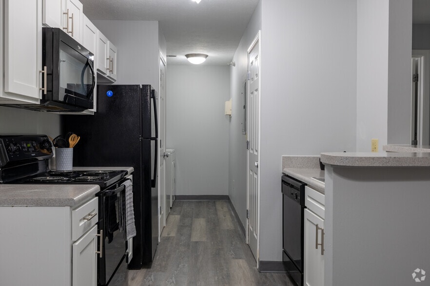 1BR, 1BA - 930SF - Kitchen - Valley View Estates