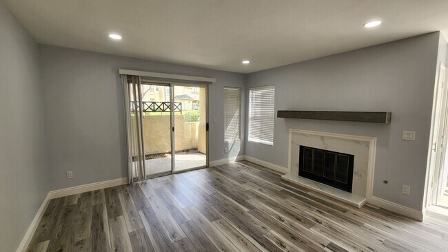 Building Photo - 2047 Lakeridge Cir