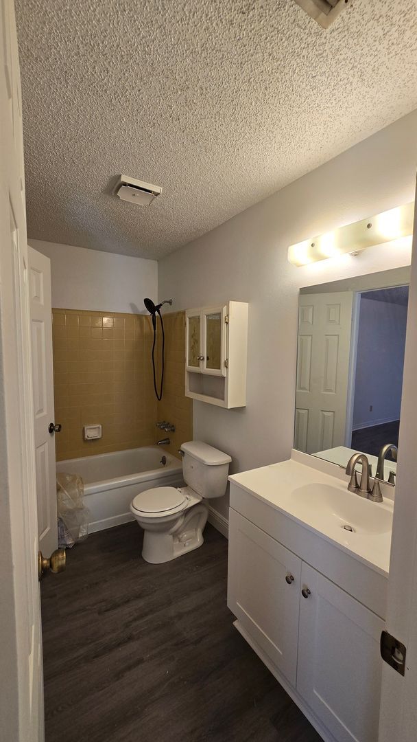Building Photo - 2 Bed, 1.5 Bath private backyard