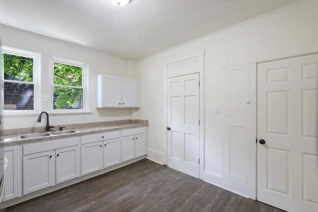 Building Photo - Charming 3 Bedroom 1.5 Bathroom Located in Uptown Harrisburg!