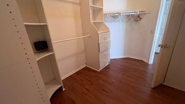 Building Photo - Beautiful home in gated community! Spaciou...