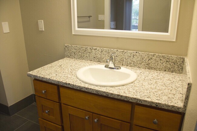 Building Photo - 2bed/2bath, W/D in unit, garage, and all d...