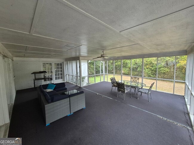 Building Photo - 930 Hill Pl