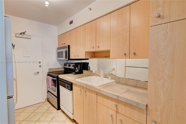Building Photo - 9195 Collins Ave