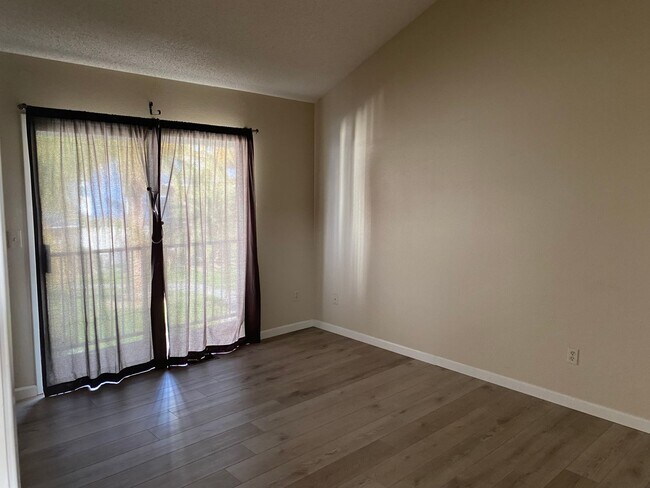 Building Photo - Well maintained Harbor Bay townhome. 2 bed...