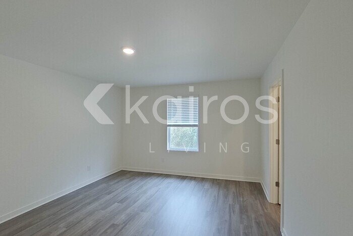 Building Photo - 140 George Oxford Dr