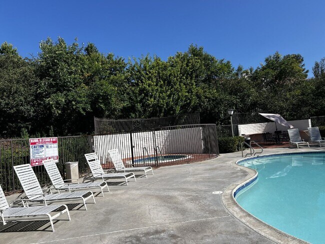 Building Photo - 3036 Avenida Christina