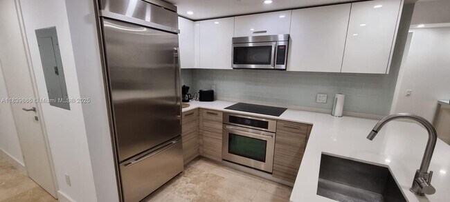 Building Photo - 1300 Brickell Bay Dr