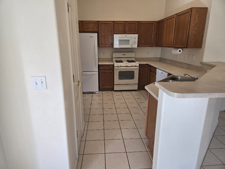 Building Photo - 3307 S Sun Splash Dr