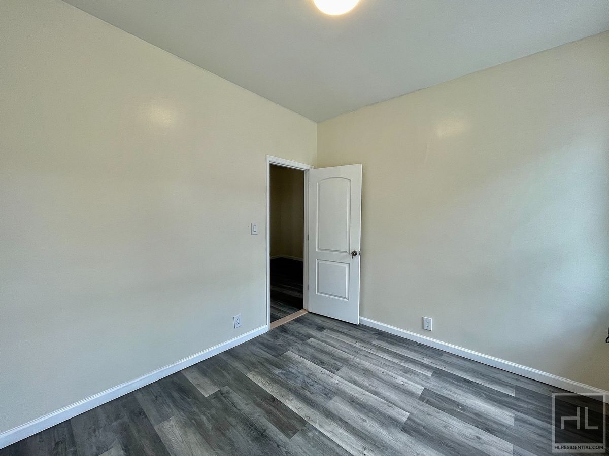 Building Photo - 34 AVENUE 2.5 bedroom includes heat and hot water