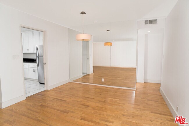 Building Photo - 416 N Oakhurst Dr