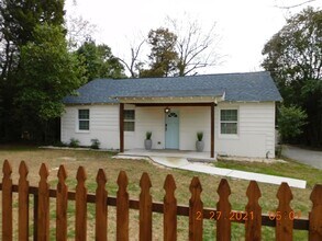 Building Photo - 3 Bedroom/2 Bath Ready Home