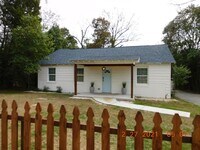 Building Photo - 3 Bedroom/2 Bath Ready Home