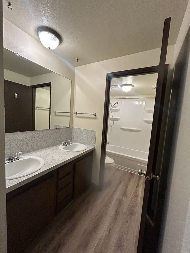 Building Photo - (946) 2780-B - Beautiful Updated 2-bedroom/1-bath