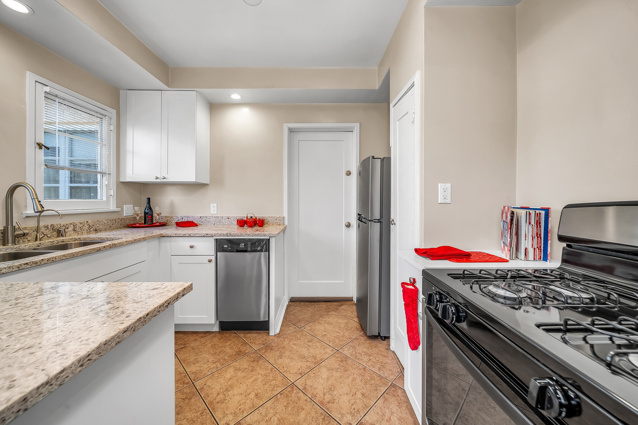 Building Photo - 1546 S Holt Ave