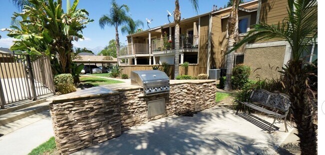 Building Photo - 920 S Palmetto Ave