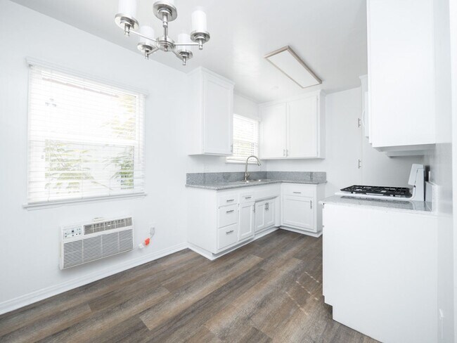 Interior Photo - 232-6 S. Harvard Blvd