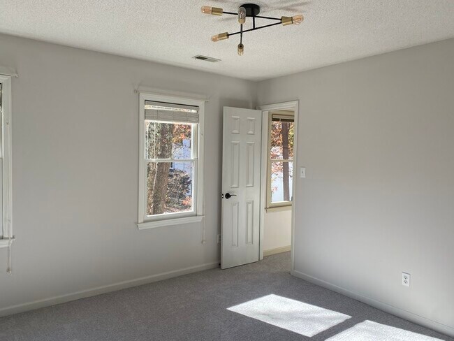 Building Photo - 118 W Skyhawk Dr