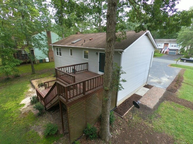 Building Photo - Great Split Foyer In Fredericksburg!