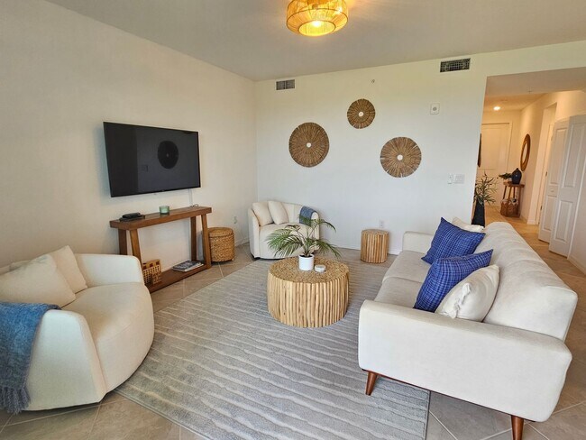 Building Photo - Annual UNFURNISHED or FURNISHED for your convenience: 2 Bedroom 2 Bathroom 2nd Floor Elevator acc...