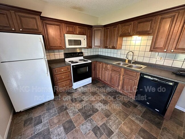 Building Photo - 3910 SW 8th Ter