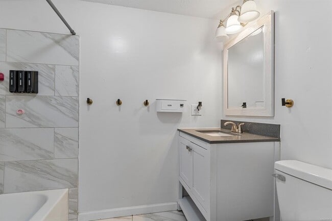 Building Photo - 1216 Old Rdg Rd E