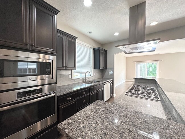 Building Photo - Stunning Modern 5 Bed 3 Bath Home in North...