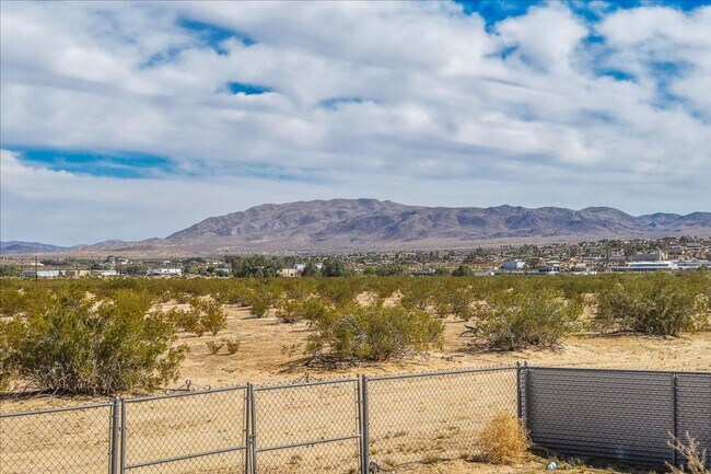 Building Photo - 2 Bedroom Home on 1.8 Acre Lot