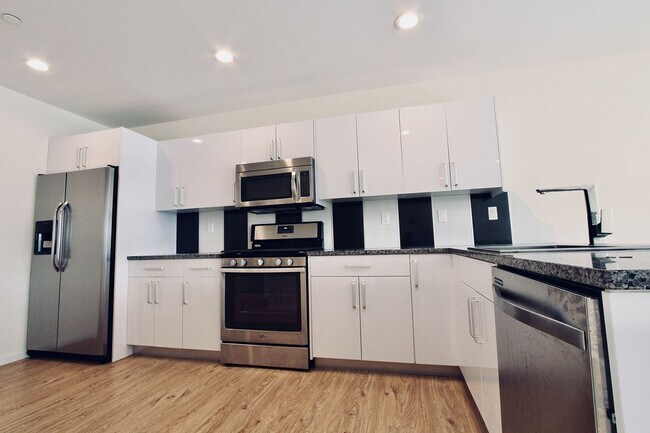 Building Photo - NY Style Townhome 3br/2ba in Gated Community with Garage Parking