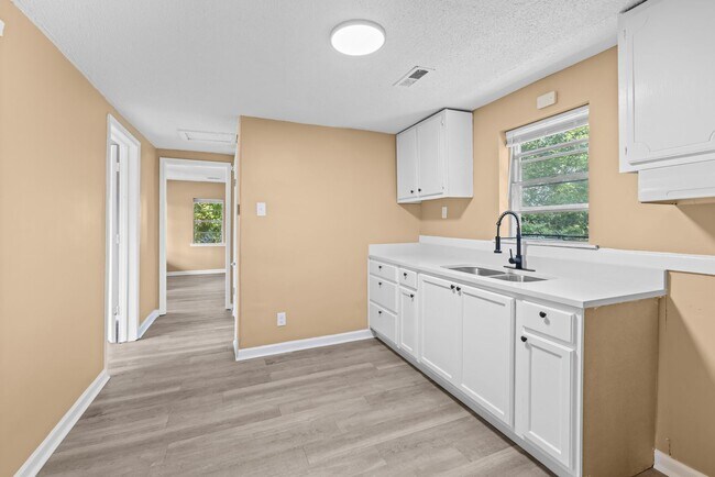 Building Photo - Charming 3 Bedroom 2 Bathroom Home