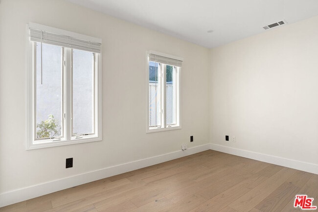 Building Photo - 8921 Ashcroft Ave