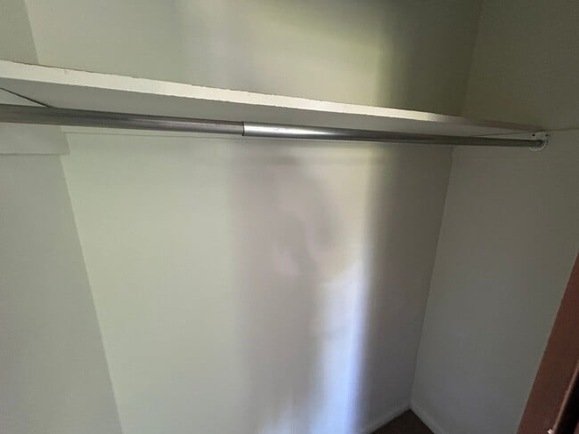 Building Photo - 5 Bed 2 Bath Home with 2 Car Attached Garage in Quiet Nice Neighborhood.