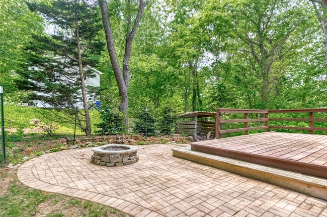 Building Photo - 3 bed/2 bath. Pet Friendly. Fenced Yard