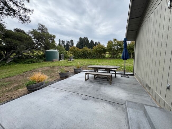 Building Photo - Two bedroom country charmer close to Occidental $2800.00