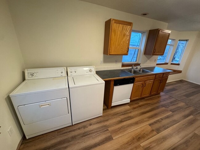 Building Photo - 807 E Mission Ave