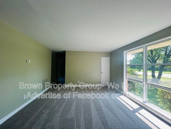 Building Photo - 486 McBain Dr