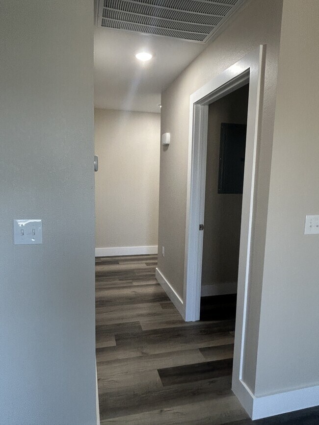 Building Photo - 121 Poplar St