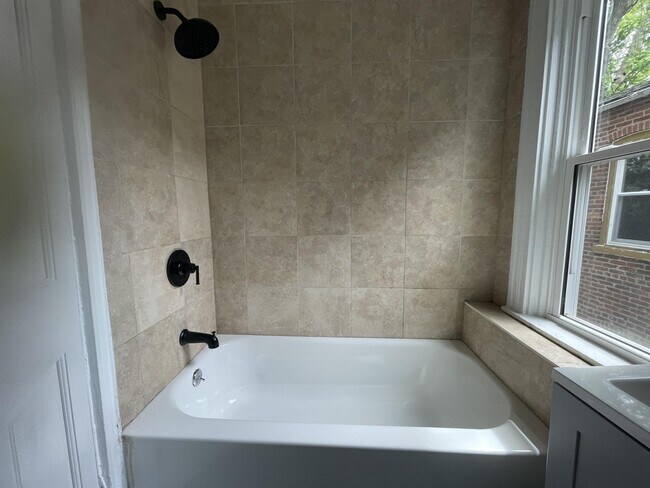 Building Photo - 521 Howard Ave