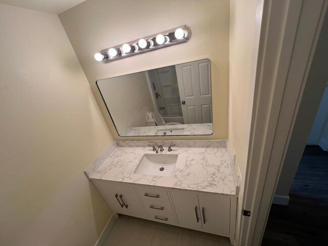 Building Photo - Newly Remodeled 3 bedroom 2 bath home in a great Location.