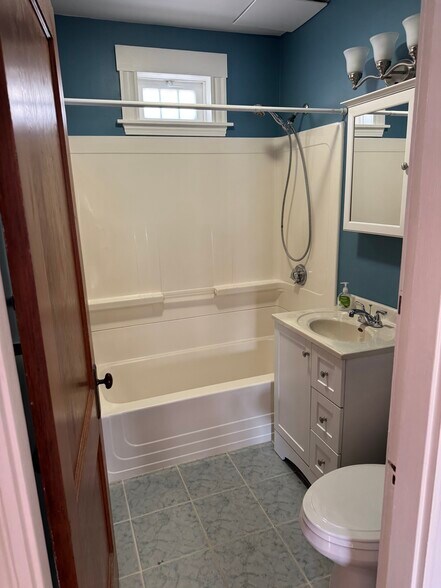 Bathroom - 20 Colbert St