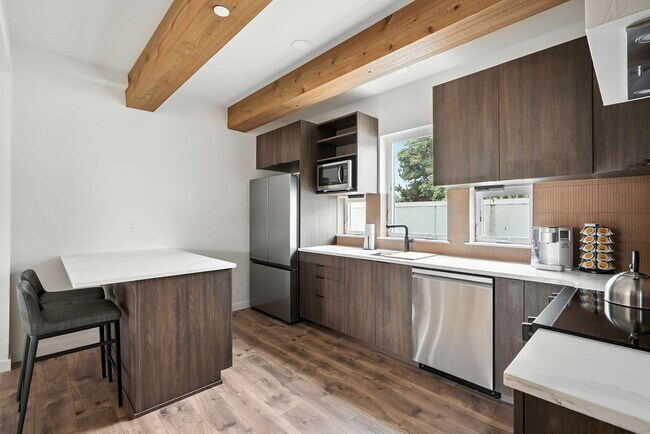 Building Photo - 925 NE 23rd Ave