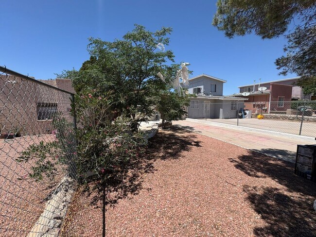 Building Photo - Lower valley duplex for rent