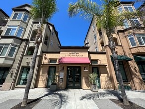 Building Photo - 2 bed 2 bath condo with laundry, A/C and fireplace! Heart of Banker's Hill!
