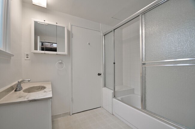 Building Photo - j27