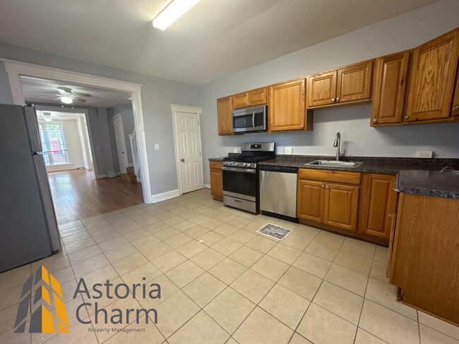 Building Photo - Comfortable 3-Bedroom with Hardwood Floors...